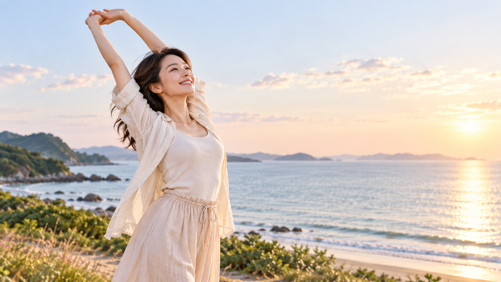爽やかな海辺で伸びをする女性のイメージ